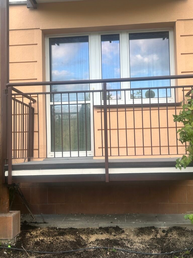 Balkon na osiedlu mieszkalnym