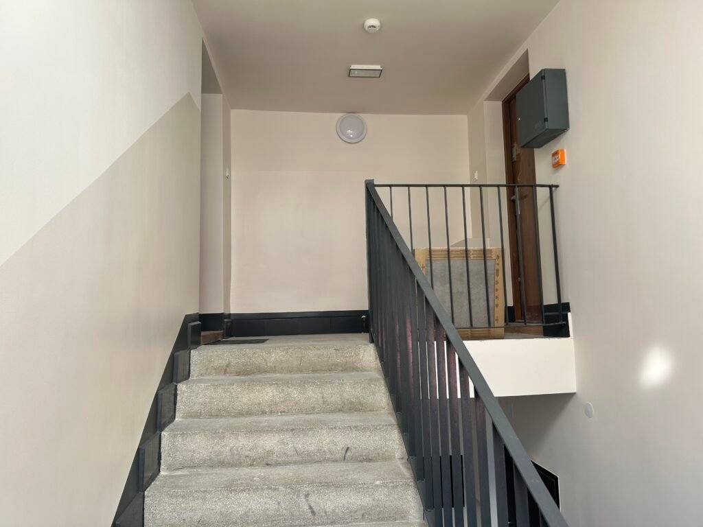 klatka po remoncie z lamperią Klatka schodowa po remoncie z nałożoną lamperią