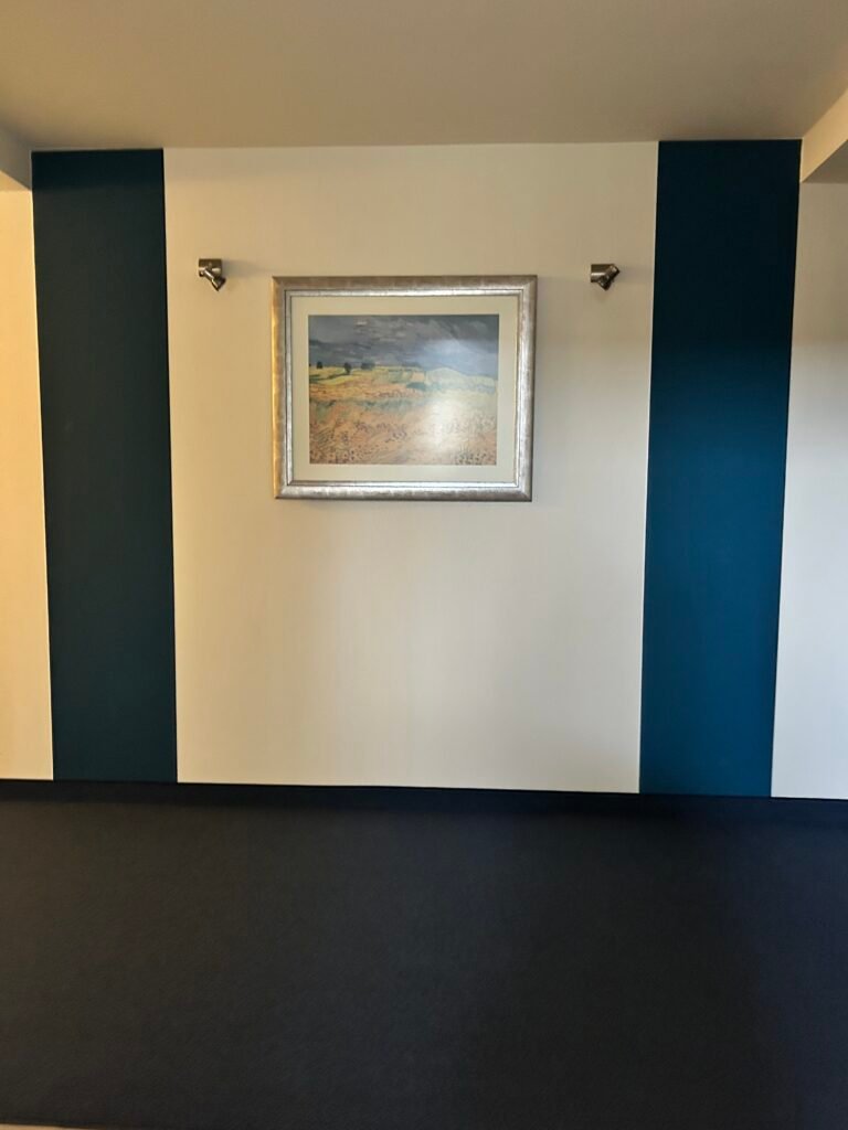 Tapeta na klatce schodowej Remont klatek schodowych w warszawie tapeta i wykładzina