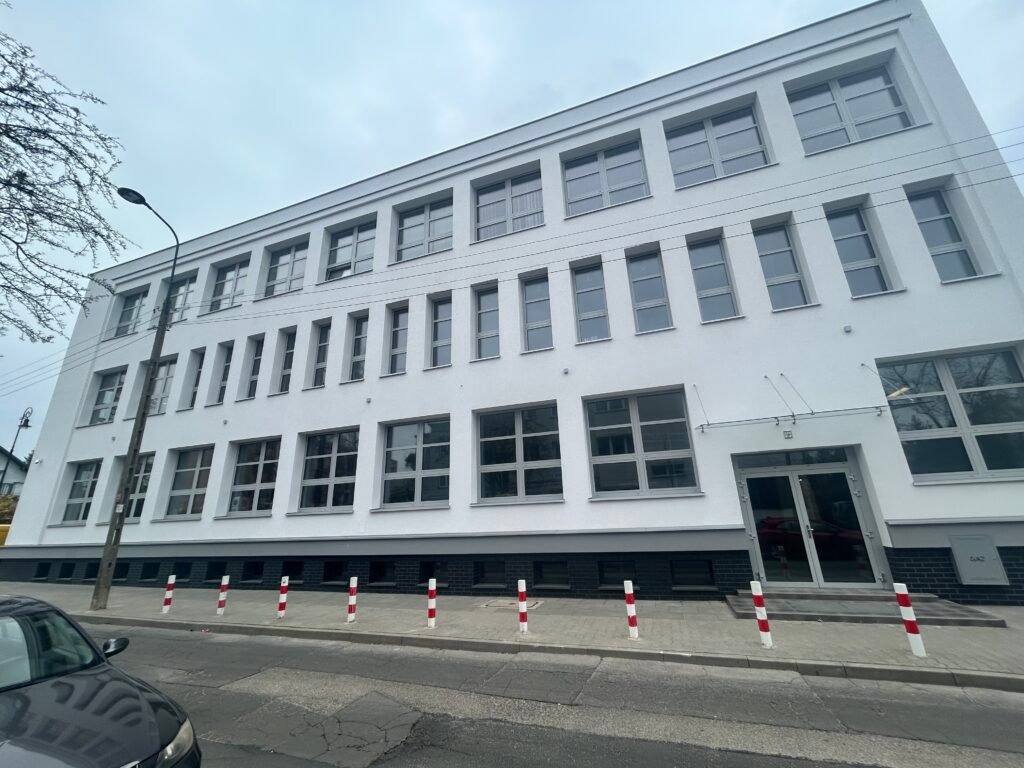 Budynek po wykonaniu izolacji fundamentów oraz dociepleniu elewacji, ramp żelbetowych, daszków szklanych w warszawie na ul. żółkiewskiego grochów